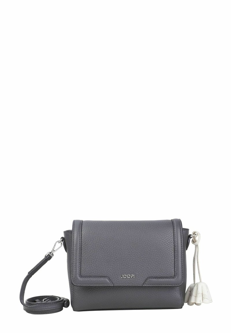 Grau Leder Umhängetasche mit strukturiertem Finish, Klappenverschluss, verstellbarem Gurt und dekorativen Quastenakzenten. Logo vorne sichtbar.