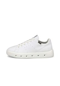 Białe sneakersy z gładką, skórzopodobną cholewką, okrągłym noskiem, płaską podeszwą, perforowanym wzornictwem dla wentylacji oraz płaskimi sznurówkami.