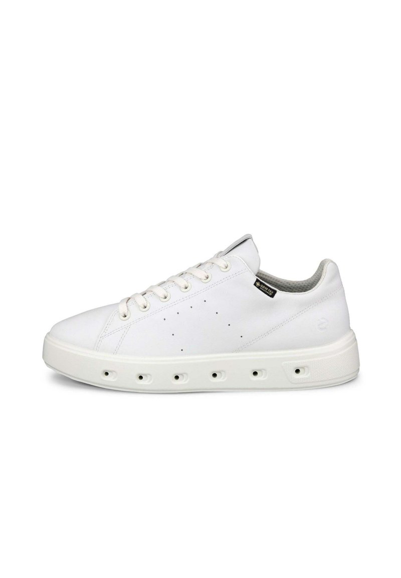 Białe sneakersy z gładką, skórzopodobną cholewką, okrągłym noskiem, płaską podeszwą, perforowanym wzornictwem dla wentylacji oraz płaskimi sznurówkami.