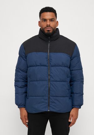 Daunenjacke mit blauem Unterkörper und schwarzem oberen Bereich, hohem Kragen, Frontreißverschluss und gestepptem Textil.