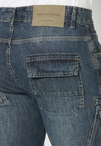 Koroshi COWBOY CARGO BERMUDA - Džinsa auduma šorti - azul osc dark blue