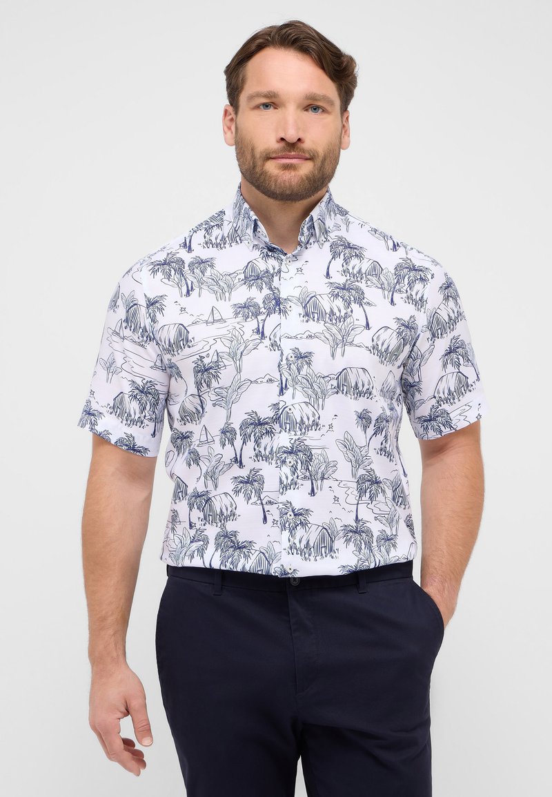 Korte mouwen shirt van witte stof, met een blauw tropisch patroon van palmbomen en landschapen; klassieke kraag en een ontspannen pasvorm.