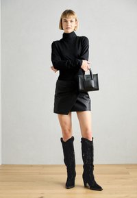 Alma en Pena Botas de tacón - black