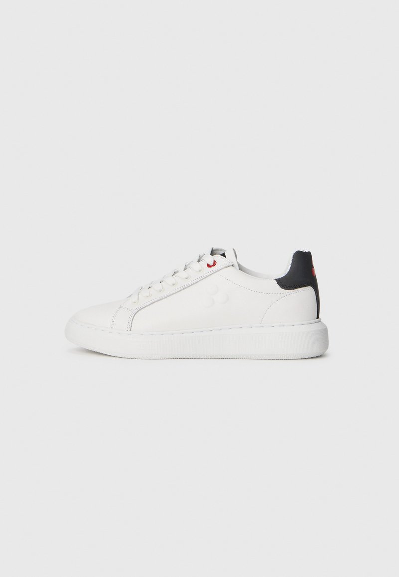 Sneaker bassa bianca con chiusura con lacci, tallone nero con dettagli rossi e suola spessa bianca su sfondo bianco.