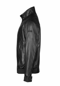 Chaqueta de cuero negra con cuello alto, cierre de cremallera, bolsillos laterales, puños acanalados y una textura suave. Presenta un parche de marca en el hombro.