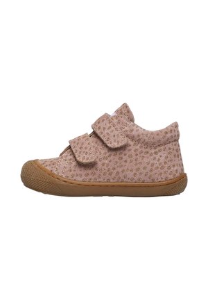 Chaussure rose pour tout-petit avec des pois dorés, deux bandes Velcro et une semelle en caoutchouc marron avec embout, vue de côté.