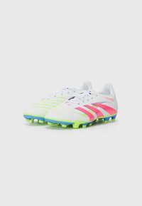 Voetbalschoenen gemaakt van synthetisch materiaal met een witte basis, voorzien van roze en groene accenten, een textuur oppervlakte en multi-kleurige studs.