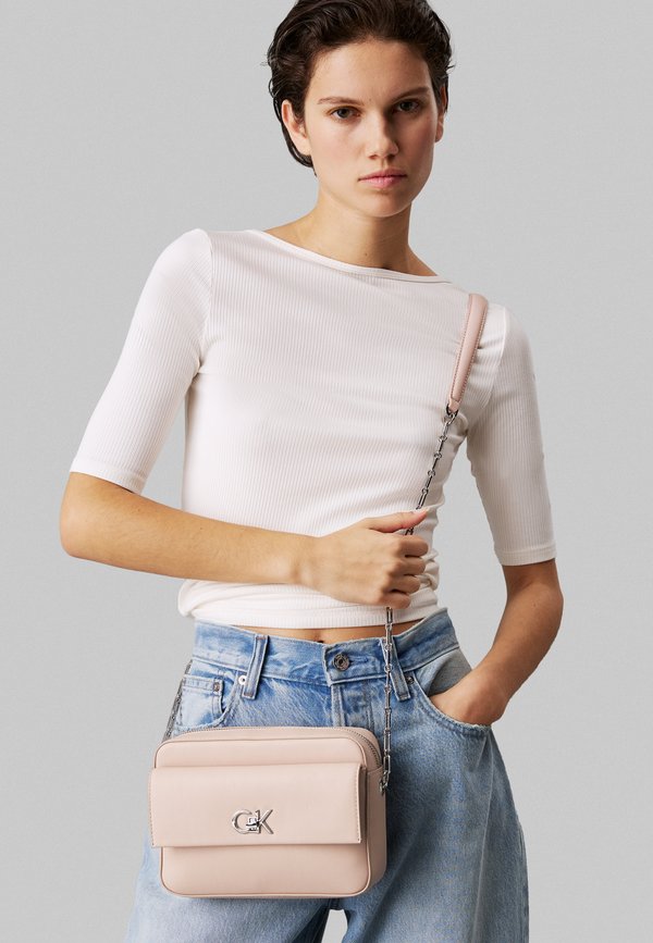 CAMERA BAG POCKET - Cross body bag - rose dust3