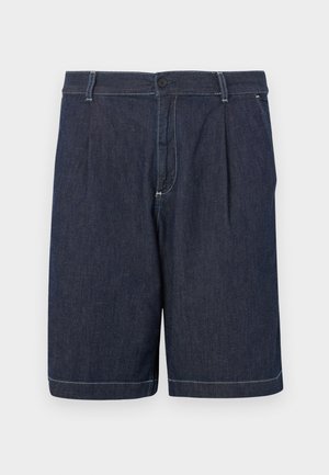 Dunkelblaue Jeansshorts mit Knopfverschluss, Gürtelschlaufen, Seitentaschen und sichtbarer weißer Naht auf weißem Hintergrund.