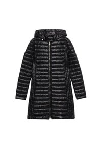 Svart puffjacka med horisontellt kviltad design, dragkedja fram, och fast huva, med en slät, glänsande yta och långa ärmar.