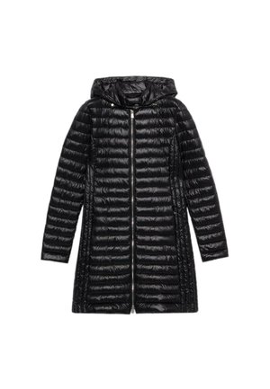 Czarna kurtka puchowa z poziomym pikowaniem, z zamkiem z przodu i przymocowanym kapturem, charakteryzująca się eleganckim, błyszczącym wykończeniem i długimi rękawami.