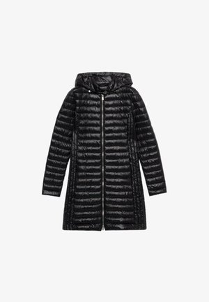 Zwarte pufferjas met horizontaal gestikt ontwerp, ritssluiting aan de voorkant en aangehechte capuchon, met een elegante, glanzende afwerking en lange mouwen.