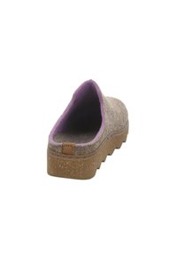 Vilt slip-on schoen met een bruine bovenkant, paarse voering en gestructureerde lichtbruine zool. Heeft een lage hak en een ronde neus.