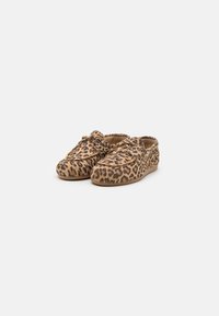 Scarpe slip-on leopardate realizzate in morbido tessuto, con punta arrotondata, dettagli in pizzo e suola piatta in gomma. Design semplice senza accenti aggiuntivi.