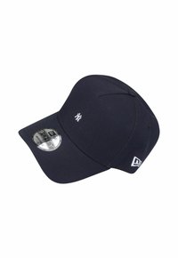 Navy-blaue verstellbare New Era 9FORTY-Cap mit weißen gestickten Logos auf der Vorder- und Seite sowie einem silbernen Aufkleber auf dem Schirm.