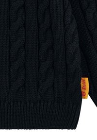 Suéter negro de punto con diseño de trenzado, puños y dobladillo acanalados, con una pequeña etiqueta naranja cosida en el lateral.