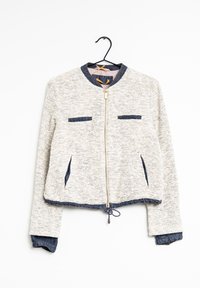 Bomberka z mieszanki wełny, w szarym melanżu z denimu. Posiada zamek błyskawiczny z przodu, dwie kieszenie na piersi i regulowany dół.