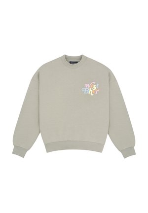 Lichtgrijze crewneck trui met meerkleuren "Wrst Bhvr" tekst op de linkerborst en geribbelde boorden en zoom.
