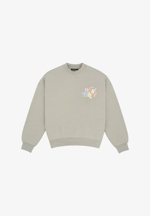 Lichtgrijze crewneck trui met meerkleuren "Wrst Bhvr" tekst op de linkerborst en geribbelde boorden en zoom.