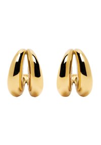 Złote kolczyki pokryte złotem mają zakrzywiony, rzeźbiarski kształt z polerowanym wykończeniem, przypominający wyrafinowane zapięcie lub kształt muszli.