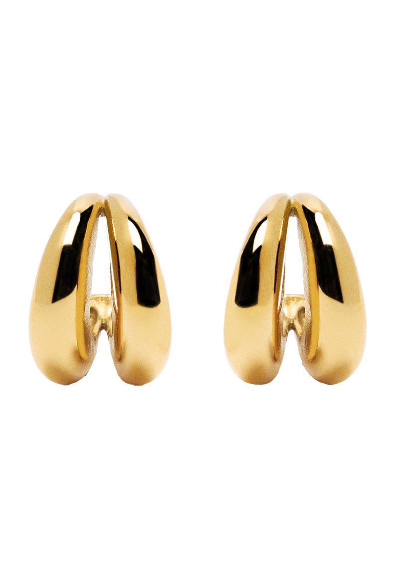 Złote kolczyki pokryte złotem mają zakrzywiony, rzeźbiarski kształt z polerowanym wykończeniem, przypominający wyrafinowane zapięcie lub kształt muszli.