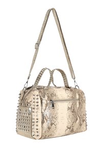 Geantă bej cu imprimeu de șarpe, accente cu tărtăcuțe argintii, două mânere și o curea de umăr detașabilă. Are un buzunar frontal cu fermoar.
