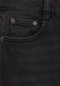 Schwarzer Jeansstoff mit einer Vordertasche, die mit silbernen Nieten und einer strukturierten Oberfläche versehen ist; sichtbare Nähte und Kanten.