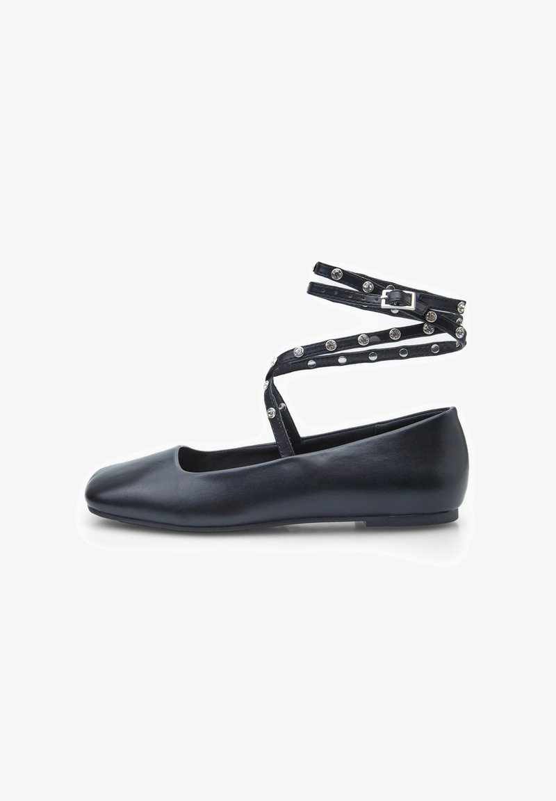 Mustadest nahast balletikinnastega kingad, millel on ümmargune varvas ja nöör, millel on hõbedased nupukesed. Lihtne, sile tekstuur ja madal lame konts.