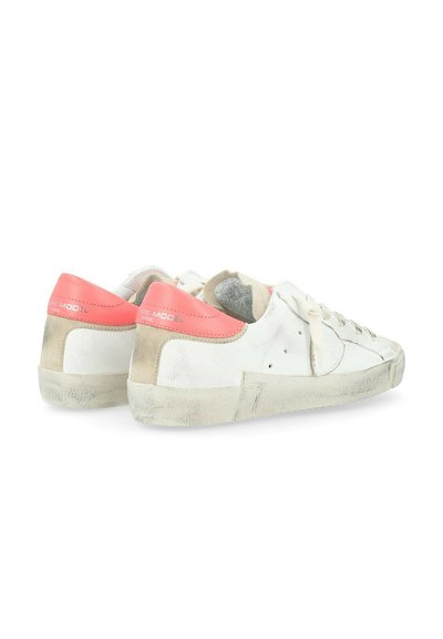 Baskets en cuir blanc avec un talon rose et beige, surface texturée, bout rond et lacets. Bords usés et légères éraflures visibles.