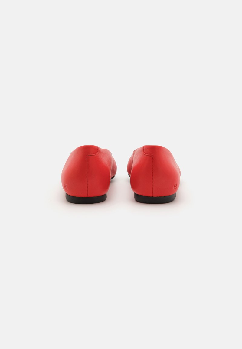 Rote Lederballerinas mit glatter Textur, abgerundeten Fersen und niedrigen schwarzen Sohlen. Schlichtes Design, keine sichtbaren Beschläge oder Verzierungen.