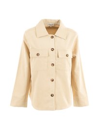 Chaqueta de camisa de pana beige con cuello puntiagudo, mangas largas y cierre frontal de botones. Presenta dos bolsillos en el pecho y botones marrones.