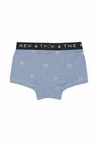 Boxeri de culoare albastru deschis, confecționați dintr-un material moale, cu un elastic negru pe care este inscripționat textul "NEW" și un model cu fundițe mici de culoare bej.