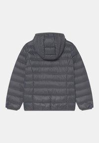 Szara kurtka ocieplana z kapturem, z poziomym pikowaniem, elastycznymi mankietami i prostym dołem. Gładki, błyszczący materiał.