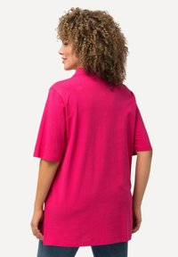 Fuchsia kortekoo shirt met een ontspannen pasvorm en puntige kraag; soepele textuur; zijsplitten aan de onderkant voor extra comfort.