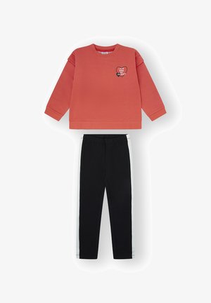 Sudadera coral de manga larga con gráfico de corazón y texto "Te doy mi corazón", combinada con pantalones negros con franjas blancas laterales.