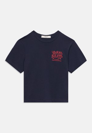 Donkerblauw T-shirt met korte mouwen en een rood "Replay Blue Jeans" logo en tekst op de linkerborst.