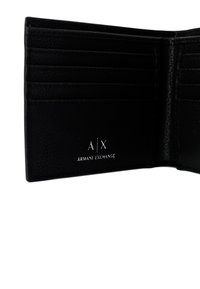Portafoglio in pelle nera caratterizzato da multiple fessure per carte, superficie testurizzata e logo metallico "A/X ARMANI EXCHANGE" all'interno.