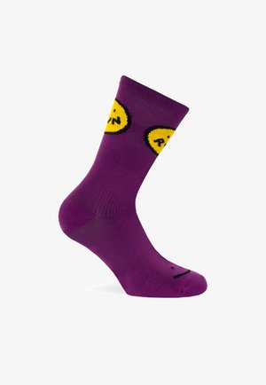 Calcetines morados con diseños de caritas sonrientes amarillas y bordes negros, elaborados con un material suave y elástico para un ajuste cómodo.