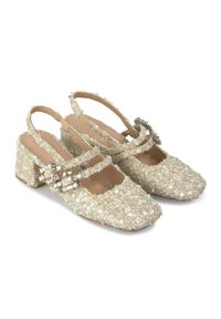 Décolleté con tacco slingback in materiale metallico dorato testurizzato, punta quadrata, tacco basso a blocco e due rifiniture decorative con fibbie.