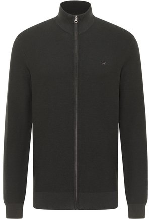 Cárdigan de cremallera en gris oscuro con un cuello alto, puños y dobladillo acanalados, que presenta un sutil logo en el pecho y un tejido de punto texturizado.