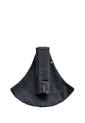 Dunkelgraue Stoff-Gesichtsmaske mit gefaltetem Riemen, zeigt ein kleines goldenes Logo und ein Stoffetikett mit dem Text "VILDRIKE."