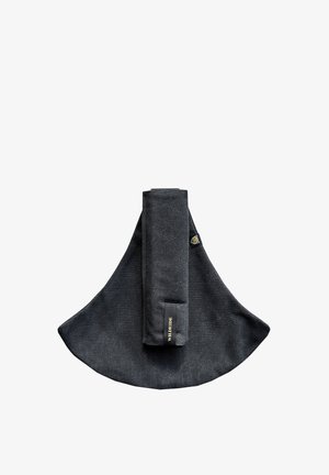 Dunkelgraue Stoff-Gesichtsmaske mit gefaltetem Riemen, zeigt ein kleines goldenes Logo und ein Stoffetikett mit dem Text "VILDRIKE."
