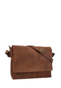 Bolso mensajero de cuero marrón con cierre de solapa, correa ajustable y una textura suave. Presenta un diseño simple y rectangular.