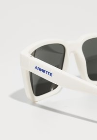 Arnette PLOT TWIST UNISEX - Sunčane naočale - ivory matte top/shiny
