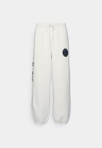 Hvide sweatpants med elastiske manchetter, snor i taljen og et sort logo-patch på venstre lår. Side tekst der læser "PARIS." Blød stoftekstur.