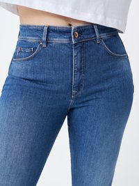 Jeans in denim blu a vita alta con una superficie liscia, tasche anteriori e cuciture arancioni. Presentano una chiusura con bottone e passanti per cintura.