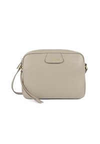 Borsa in pelle beige con superficie testurizzata, forma rettangolare, chiusura superiore con cerniera e logo dorato sul davanti. Include un cinturino da polso.