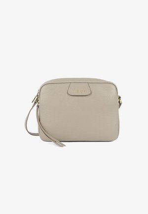 Borsa in pelle beige con superficie testurizzata, forma rettangolare, chiusura superiore con cerniera e logo dorato sul davanti. Include un cinturino da polso.