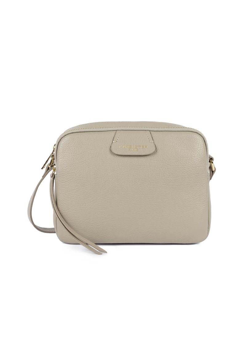 Borsa in pelle beige con superficie testurizzata, forma rettangolare, chiusura superiore con cerniera e logo dorato sul davanti. Include un cinturino da polso.