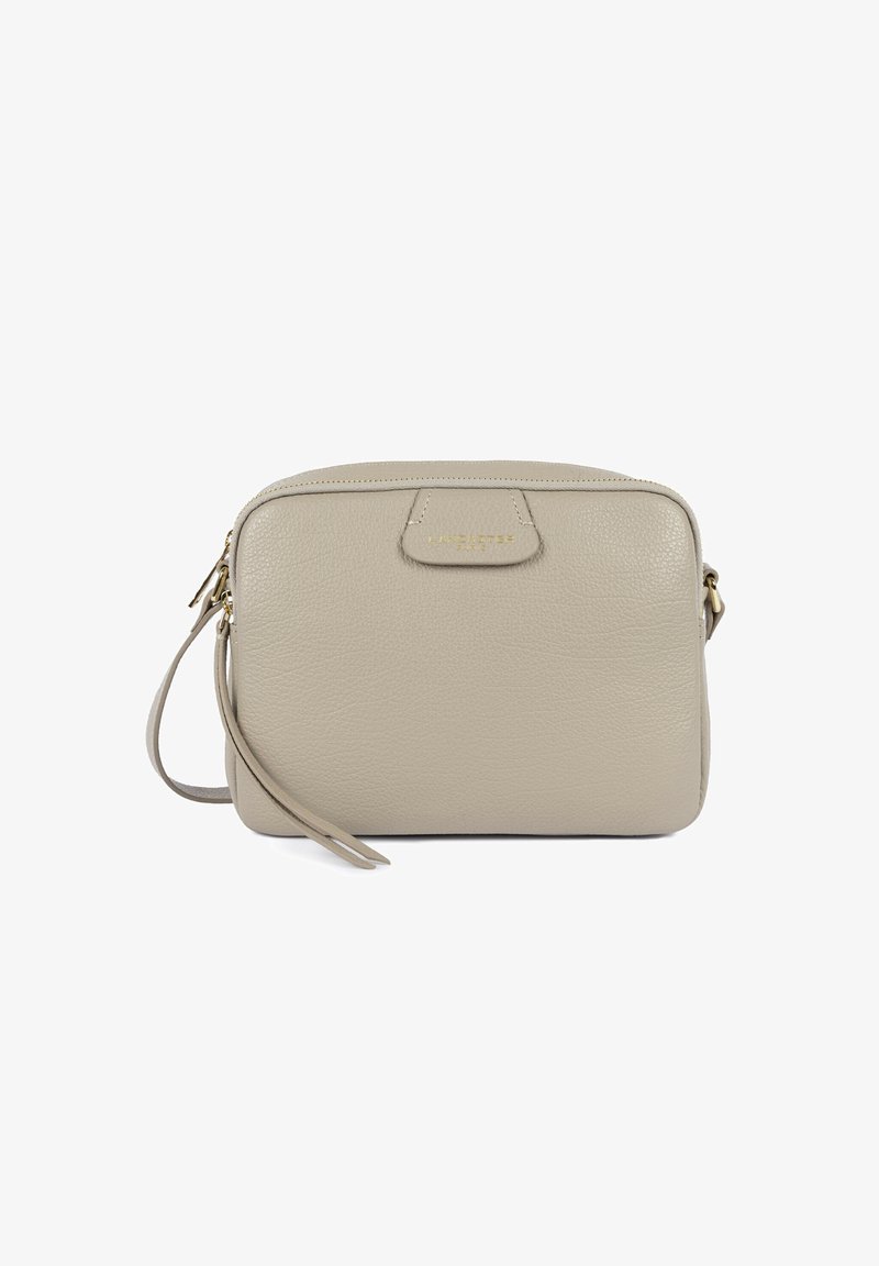 Borsa in pelle beige con superficie testurizzata, forma rettangolare, chiusura superiore con cerniera e logo dorato sul davanti. Include un cinturino da polso.